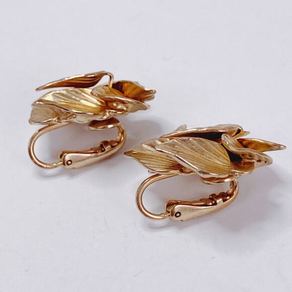 Vintage Signed Star Mid Century Gold Tone Layered Leaf Cluster Clip On Earrings - Picture 4 of 11